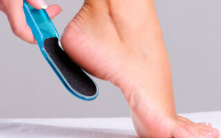 Como remover os calos dos pés de forma segura 