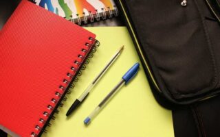 Cadernos e canetas