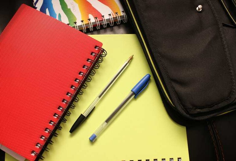 Cadernos e canetas
